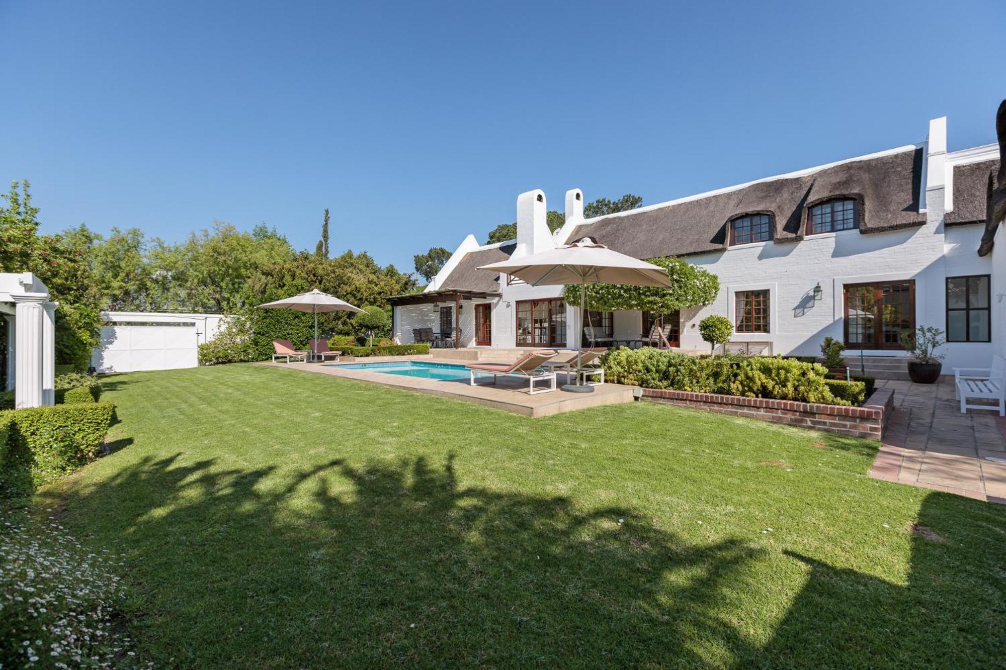 Die Rietdak - Reetdachhaus Mit Vier Schlafzimmern Cape Town Exterior photo