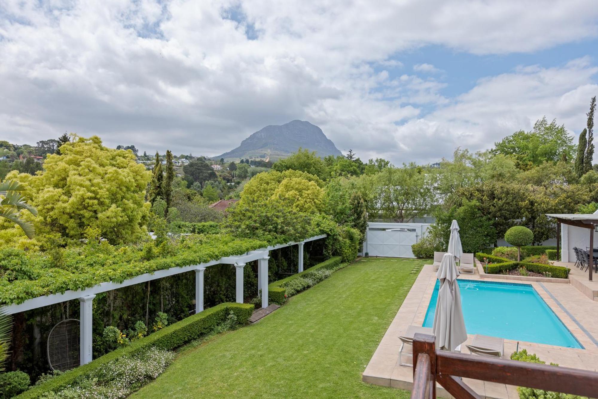 Die Rietdak - Reetdachhaus Mit Vier Schlafzimmern Cape Town Exterior photo